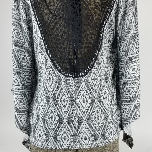 Black White Geometric Pattern Shirt *NWT* Size S - Picture 5 of 6